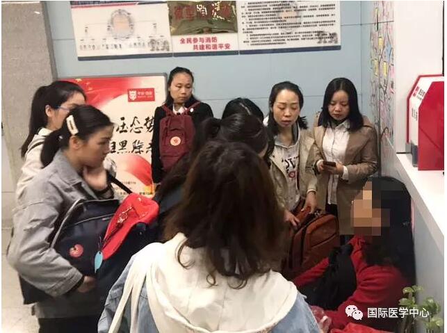 西安女士地鐵突感不適 西安國際醫(yī)學(xué)中心護(hù)士緊急救助