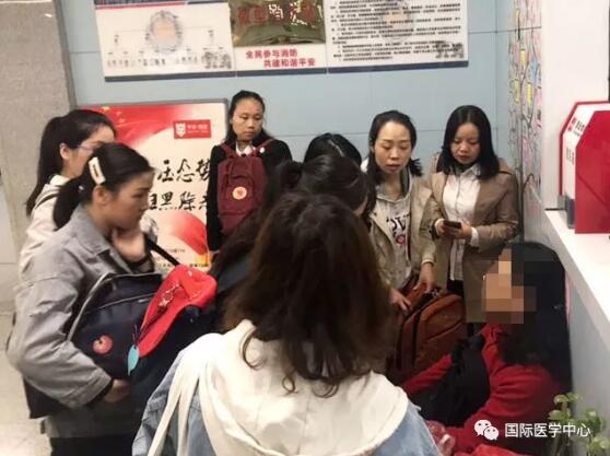 西安女士地鐵突感不適 西安國際醫(yī)學中心護士緊急救助