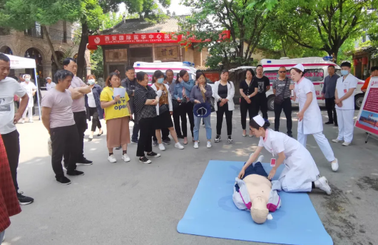 義診在行動 服務暖人心 ——西安國際醫(yī)學中心醫(yī)院走進袁家村送健康