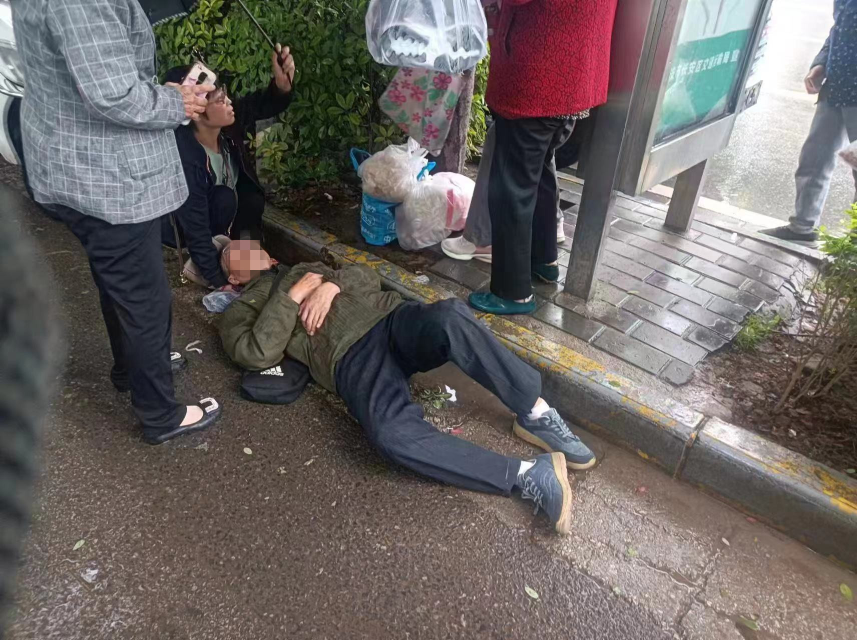 雨天路遇老人被撞 白衣天使緊急施救