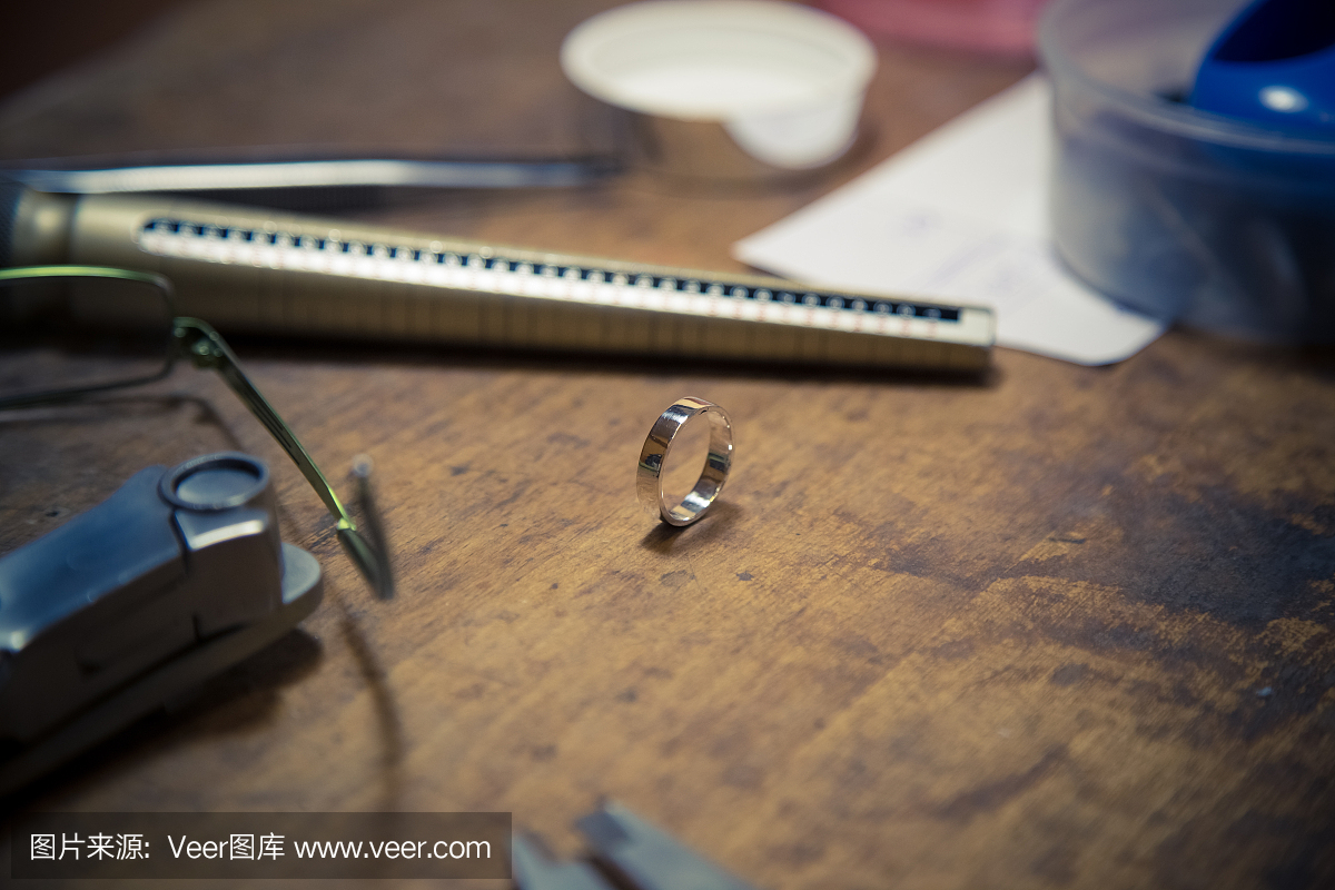 工艺珠宝制作工作台。最终婚戒产品放在桌上。